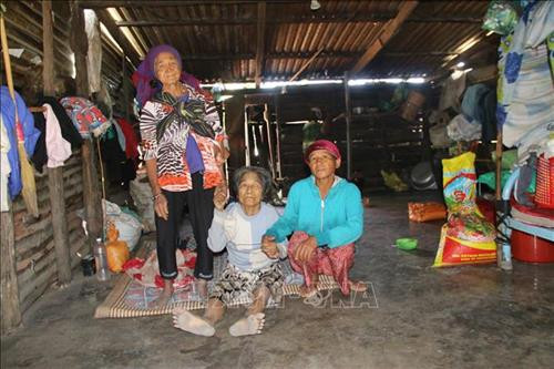 Bà Siu H’Két (ở giữa) 90 tuổi, đã sống hơn 50 năm tại khu dân cư tự phát Suối Cạn. Ảnh: Hồng Điệp – TTXVN Bà Siu H’Két (ở giữa) 90 tuổi, đã sống hơn 50 năm tại khu dân cư tự phát Suối Cạn. Ảnh: Hồng Điệp – TTXVN