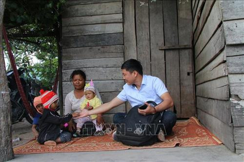 Gia đình chị Rcom H’Preo (33 tuổi) có 6 người con trong đó 3 đứa lớn mù chữ, 3 đứa nhỏ đi học thất thường vì trường xa, mùa mưa không thể ra khỏi làng được. Ảnh: Hồng Điệp – TTXVN Gia đình chị Rcom H’Preo (33 tuổi) có 6 người con trong đó 3 đứa lớn mù chữ, 3 đứa nhỏ đi học thất thường vì trường xa, mùa mưa không thể ra khỏi làng được. Ảnh: Hồng Điệp – TTXVN