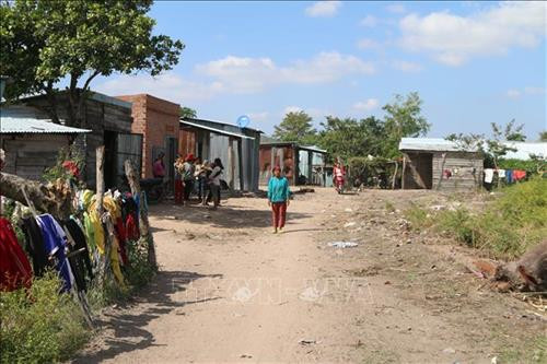 Ngôi làng Suối Cạn biệt lập dù chỉ cách trung tâm xã khoảng 7km. Ảnh: Hồng Điệp – TTXVN Ngôi làng Suối Cạn biệt lập dù chỉ cách trung tâm xã khoảng 7km. Ảnh: Hồng Điệp – TTXVN