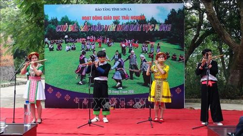 Tiết mục thổi khèn đặc trưng của đồng bào dân tộc Mông. Ảnh: Diệp Anh - TTXVN