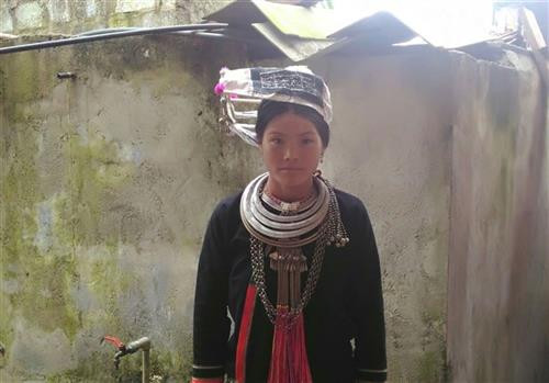 Cách vấn tóc đẹp mắt của phụ nữ dân tộc Sán Chỉ.