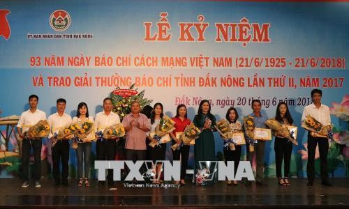 Ban tổ chức trao tặng giải B cho các tác giả đạt giải. Ảnh: Ngọc Minh - TTXVN Ban tổ chức trao tặng giải khuyến khích cho các tác giả đạt giải. Ảnh: Ngọc Minh - TTXVN Ban tổ chức trao tặng giải B cho các tác giả đạt giải. Ảnh: Ngọc Minh - TTXVN Ban tổ chức trao tặng giải khuyến khích cho các tác giả đạt giải. Ảnh: Ngọc Minh - TTXVN