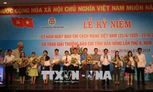 Ban tổ chức trao tặng giải B cho các tác giả đạt giải. Ảnh: Ngọc Minh - TTXVN Ban tổ chức trao tặng giải khuyến khích cho các tác giả đạt giải. Ảnh: Ngọc Minh - TTXVN Ban tổ chức trao tặng giải B cho các tác giả đạt giải. Ảnh: Ngọc Minh - TTXVN Ban tổ chức trao tặng giải khuyến khích cho các tác giả đạt giải. Ảnh: Ngọc Minh - TTXVN