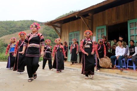 Người La Hủ hay còn gọi là Xá Lá Vàng, Cò Xung, Khù Sung, Khả Quy... hiện có khoảng 10.000 người, sinh sống chủ yếu ở đầu nguồn sông Đà, thuộc huyện Mường Tè, tỉnh Lai Châu. Tuy cuộc sống còn nhiều khó khăn, song đồng bào La Hủ nơi đây vẫn chú trọng gìn giữ bản sắc văn hóa truyền thống, nhất là phụ nữ mặc áo dài tà đen làm nổi bật vóc dáng. Phơ cơ zỡ – tiếng La Hủ có nghĩa là áo dài. Người La Hủ ở Mường Tè thường mặc áo dài tà đen. Các họa tiết, hoa văn... trên mỗi bộ trang phục phụ nữ La Hủ nói lên sự gắn bó giữa cơ thể con người trong sự vận động của cuộc sống với thiên nhiên. Áo dài của người La Hủ ngoài việc mặc ôm sát làm nổi bật đường cong của cơ thể người phụ nữ, còn đẹp ở cách phối màu sắc, cách trang trí và kỳ công của người làm. Mỗi người con gái La Hủ khi đến tuổi thành niên đều tự ý thức may cho mình một chiếc áo dài. Con gái La Hủ thường mặc loại áo cánh tay có nhiều sắc đỏ thể hiện sức sống tươi trẻ và niềm tin yêu cuộc sống. Do hoàn toàn được làm thủ công, nên thời gian để người La Hủ may một chiếc áo dài có khi mất cả tháng mới xong. Duyên dáng thiếu nữ dân tộc La Hủ. Cao nhất trên đầu là vành khăn trang trí với 5 màu sắc. Khăn quấn đầu chủ yếu được làm bằng vải đủ màu và hạt cườm rủ xuống, tạo nét khả ái cho khuôn mặt của người phụ nữ. Để có được bộ trang phục, khăn đội đầu đẹp, đòi hỏi ý tưởng sáng tạo nghệ thuật của người làm. Màu sắc chủ đạo được phối ở cánh tay và điểm xuyết bạc trắng ở thân áo. Làm đẹp cho thân áo còn có sự kết hợp của các hoa văn làm bằng nhôm hình tròn, hình tam giác. Một chiếc áo đẹp còn ở cách trang trí, bài trí những đường diềm tỉ mỉ trên thân áo, tay áo nổi bật lên trên nền vải đen với nhiều màu chỉ đen, đỏ, vàng... May tay áo là công đoạn chiếm nhiều thời gian nhất, có thể tận dụng vải cũ làm lớp lót bên trong, phía ngoài được may ngược. Một ngày với người phụ nữ La Hủ được bắt đầu bằng việc vận trang phục và công đoạn lâu nhất là bện tóc, bọc bằng sợi dây vải màu hồng. Mũ đội đầu Người La Hủ khâu ngực áo rất cẩn thận, đây là công đoạn tách rời những đường viền xếp chồng lên nhau của các loại vải. Việc này không chỉ thể hiện sự khéo léo của những người phụ nữ, mà còn là một trong những nét đẹp trong văn hóa truyền thống của người La Hủ. Vòng quấn đầu được làm từ cây song, mây trên rừng và được điểm tô bằng những chiếc ghim nhôm trang trí. Trang phục truyền thống dân tộc La Hủ đang có nguy cơ mai một, do những thách thức từ điều kiện kinh tế - xã hội.. ...Và việc đồng hóa giữa các dân tộc về phong tục, trang phục. Lớp trẻ dân tộc La Hủ ngày nay thường tự ti khi mặc áo dài dân tộc mình. Người La Hủ hay còn gọi là Xá Lá Vàng, Cò Xung, Khù Sung, Khả Quy... hiện có khoảng 10.000 người, sinh sống chủ yếu ở đầu nguồn sông Đà, thuộc huyện Mường Tè, tỉnh Lai Châu. Tuy cuộc sống còn nhiều khó khăn, song đồng bào La Hủ nơi đây vẫn chú trọng gìn giữ bản sắc văn hóa truyền thống, nhất là phụ nữ mặc áo dài tà đen làm nổi bật vóc dáng. Phơ cơ zỡ – tiếng La Hủ có nghĩa là áo dài. Người La Hủ ở Mường Tè thường mặc áo dài tà đen. Các họa tiết, hoa văn... trên mỗi bộ trang phục phụ nữ La Hủ nói lên sự gắn bó giữa cơ thể con người trong sự vận động của cuộc sống với thiên nhiên. Áo dài của người La Hủ ngoài việc mặc ôm sát làm nổi bật đường cong của cơ thể người phụ nữ, còn đẹp ở cách phối màu sắc, cách trang trí và kỳ công của người làm. Mỗi người con gái La Hủ khi đến tuổi thành niên đều tự ý thức may cho mình một chiếc áo dài. Con gái La Hủ thường mặc loại áo cánh tay có nhiều sắc đỏ thể hiện sức sống tươi trẻ và niềm tin yêu cuộc sống. Do hoàn toàn được làm thủ công, nên thời gian để người La Hủ may một chiếc áo dài có khi mất cả tháng mới xong. Duyên dáng thiếu nữ dân tộc La Hủ. Cao nhất trên đầu là vành khăn trang trí với 5 màu sắc. Khăn quấn đầu chủ yếu được làm bằng vải đủ màu và hạt cườm rủ xuống, tạo nét khả ái cho khuôn mặt của người phụ nữ. Để có được bộ trang phục, khăn đội đầu đẹp, đòi hỏi ý tưởng sáng tạo nghệ thuật của người làm. Màu sắc chủ đạo được phối ở cánh tay và điểm xuyết bạc trắng ở thân áo. Làm đẹp cho thân áo còn có sự kết hợp của các hoa văn làm bằng nhôm hình tròn, hình tam giác. Một chiếc áo đẹp còn ở cách trang trí, bài trí những đường diềm tỉ mỉ trên thân áo, tay áo nổi bật lên trên nền vải đen với nhiều màu chỉ đen, đỏ, vàng... May tay áo là công đoạn chiếm nhiều thời gian nhất, có thể tận dụng vải cũ làm lớp lót bên trong, phía ngoài được may ngược. Một ngày với người phụ nữ La Hủ được bắt đầu bằng việc vận trang phục và công đoạn lâu nhất là bện tóc, bọc bằng sợi dây vải màu hồng. Mũ đội đầu Người La Hủ khâu ngực áo rất cẩn thận, đây là công đoạn tách rời những đường viền xếp chồng lên nhau của các loại vải. Việc này không chỉ thể hiện sự khéo léo của những người phụ nữ, mà còn là một trong những nét đẹp trong văn hóa truyền thống của người La Hủ. Vòng quấn đầu được làm từ cây song, mây trên rừng và được điểm tô bằng những chiếc ghim nhôm trang trí. Trang phục truyền thống dân tộc La Hủ đang có nguy cơ mai một, do những thách thức từ điều kiện kinh tế - xã hội.. ...Và việc đồng hóa giữa các dân tộc về phong tục, trang phục. Lớp trẻ dân tộc La Hủ ngày nay thường tự ti khi mặc áo dài dân tộc mình.