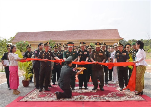 Các đại biểu cắt băng khánh thành Giảng đường. Ảnh: Chí Hùng - Minh Hưng - Chanh Đa -TTXVN