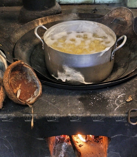 Bếp củi truyền thống của làng nghề làm bánh tét.