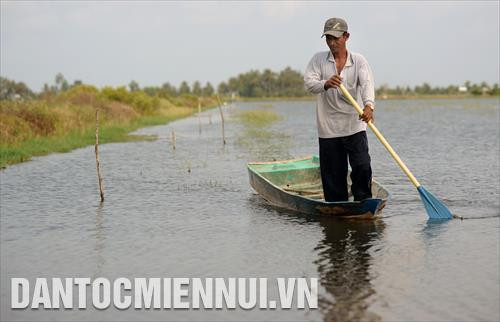 Sau nhiều năm trăn trở, anh thương binh người dân tộc Khmer Danh Ui đã chọn mô hình tôm-lúa, hướng sản xuất bền vững, thích ứng với biến đổi khí hậu, phù hợp với điều kiện sức khỏe của bản thân và đặc điểm đồng đất quê mình