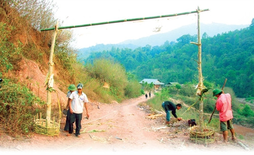 Dựng cổng bản.