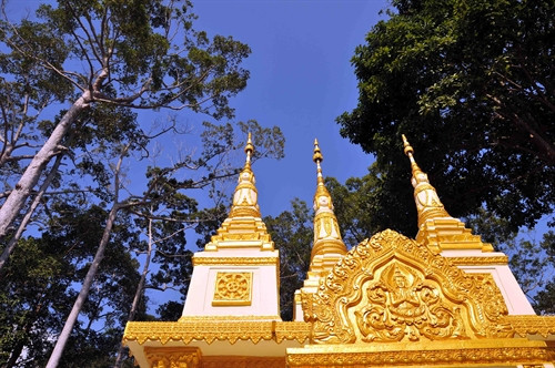 Tháp chùa được khắc họa, tô điểm bằng nhiều tác phẩm nghệ thuật mang đậm bản sắc văn hóa tâm linh, tôn giáo của đồng bào Khmer Nam bộ.