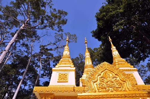 Tháp chùa được khắc họa, tô điểm bằng nhiều tác phẩm nghệ thuật mang đậm bản sắc văn hóa tâm linh, tôn giáo của đồng bào Khmer Nam bộ.