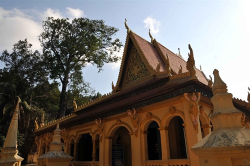 Chùa Âng có các công trình kiến trúc tôn giáo cổ kính và độc đáo