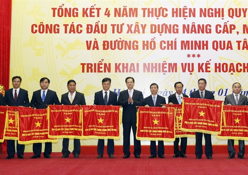 Thủ tướng Nguyễn Tấn Dũng trao cờ của Chính phủ cho các tập thể vì có nhiều thành tích xuất sắc trong phong trào thi đua năm 2015. Ảnh: Đức Tám – TTXVN Thủ tướng Nguyễn Tấn Dũng trao cờ của Chính phủ cho các tập thể vì có nhiều thành tích xuất sắc trong phong trào thi đua năm 2015. Ảnh: Đức Tám – TTXVN