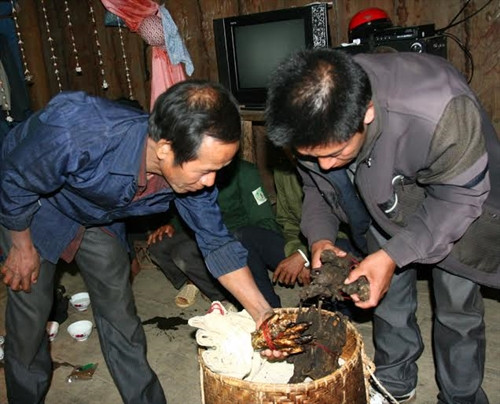 Nhà gái kiểm tra lễ vật thách cưới.