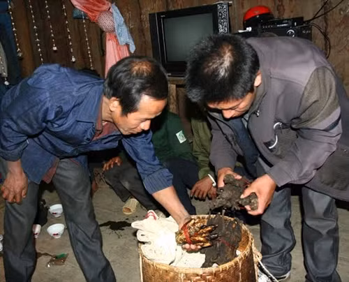 Nhà gái kiểm tra lễ vật thách cưới.