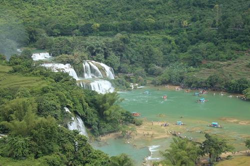 Khách du lịch trong và ngoài nước đang tham quan thác Bản Giốc