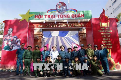 Thanh niên quận 3 trúng tuyển nghĩa vụ quân sự tham gia hội trại tòng quân. Ảnh: Thanh Vũ -TTXVN