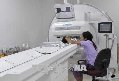 Bệnh nhi đầu tiên chuẩn bị được xạ hình. Ảnh: Đinh Hằng – TTXVN