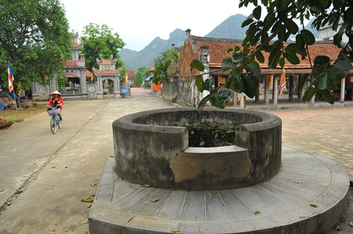 Giếng đá cổ trong khuôn viên chùa Nhất Trụ. Giếng đá cổ trong khuôn viên chùa Nhất Trụ.