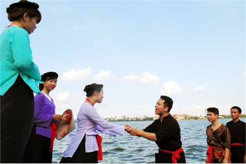 Dân ca ví, giặm là phương tiện làm vơi bớt nỗi mệt nhọc, phương tiện vui chơi giải trí, nơi thổ lộ tâm tình của người dân xứ Nghệ. Dân ca ví, giặm là phương tiện làm vơi bớt nỗi mệt nhọc, phương tiện vui chơi giải trí, nơi thổ lộ tâm tình của người dân xứ Nghệ.