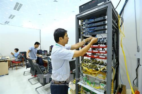 Nhân viên Tập đoàn Bưu chính Viễn thông (VNPT) xử lý kỹ thuật tại bộ phận tổng khống chế dữ liệu truyền hình tập trung. Ảnh: Minh Quyết – TTXVN