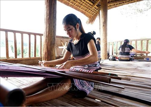 Nghề dệt thổ cẩm truyền thống của người H’rê, xã Ba Thành, huyện Ba Tơ được công nhận là Di sản văn hóa phi vật thể Quốc gia. Ảnh: Phước Ngọc – TTXVN