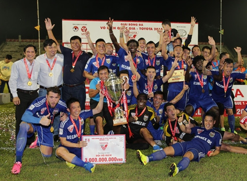 Đội Becamex Bình Dương đoạt cúp vô địch V-League lần thứ 4. Ảnh: TTXVN Đội Becamex Bình Dương đoạt cúp vô địch V-League lần thứ 4. Ảnh: TTXVN