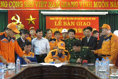 Trung tâm phối hợp tìm kiếm, cứu nạn hàng hải Việt Nam bàn giao tàu gặp nạn cho địa phương.