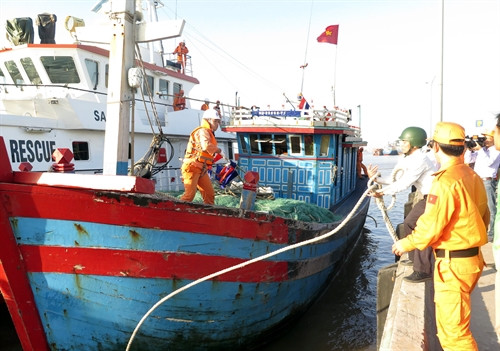 Lãnh đạo địa phương, Trung tâm Phối hợp tìm kiếm, cứu nạn hàng hải Việt Nam đón các ngư dân.