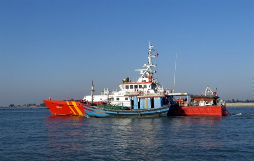 : Lai dắt tàu cá NĐ 92666 TS cùng 6 thuyền viên vào bờ.