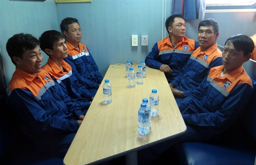 6 thuyền viên trước khi lên bờ.