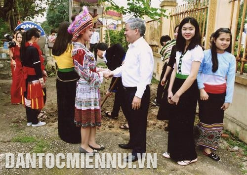 Bộ trưởng, Chủ nhiệm Ủy ban Dân tộc Đỗ Văn Chiến gặp gỡ các học sinh là đồng bào dân tộc thiểu số, động viên các em cố gắng học tập tốt. Ảnh: Lê Anh Bộ trưởng, Chủ nhiệm Ủy ban Dân tộc Đỗ Văn Chiến gặp gỡ các học sinh là đồng bào dân tộc thiểu số, động viên các em cố gắng học tập tốt. Ảnh: Lê Anh
