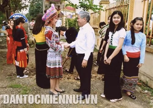 Bộ trưởng, Chủ nhiệm Ủy ban Dân tộc Đỗ Văn Chiến gặp gỡ các học sinh là đồng bào dân tộc thiểu số, động viên các em cố gắng học tập tốt. Ảnh: Lê Anh