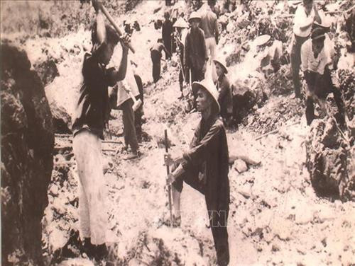 Công nhân đục choòng mở lỗ mìn phá đá ở Lũng Cẩm, Sà Phìn, Đồng Văn (1963). Ảnh: Tư liệu/TTXVN phát Công nhân đục choòng mở lỗ mìn phá đá ở Lũng Cẩm, Sà Phìn, Đồng Văn (1963). Ảnh: Tư liệu/TTXVN phát