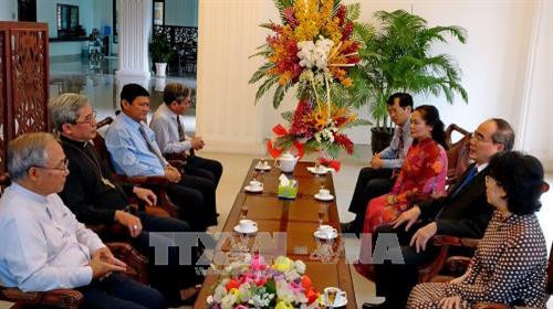 Bí thư Thành ủy Thành phố Hồ Chí Minh Nguyễn Thiện Nhân cùng đoàn công tác đến thăm và chúc mừng các chức sắc tại Văn phòng Giám mục Việt Nam. Ảnh: Thế Anh-TTXVN Bí thư Thành ủy Thành phố Hồ Chí Minh Nguyễn Thiện Nhân cùng đoàn công tác đến thăm và chúc mừng các chức sắc tại Văn phòng Giám mục Việt Nam. Ảnh: Thế Anh-TTXVN