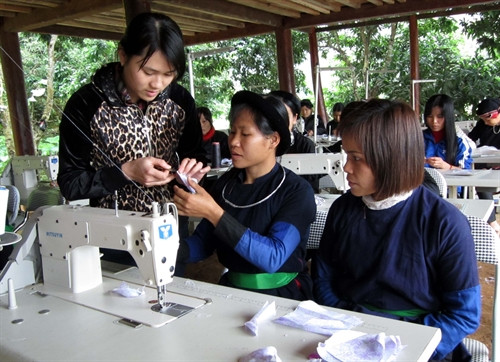 Dạy nghề cho đồng bào dân tộc thiểu số. Dạy nghề cho đồng bào dân tộc thiểu số.