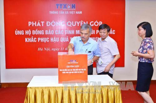 Các đồng chí lãnh đạo và cán bộ, phóng viên TTXVN quyên góp ủng hộ đồng bào các tỉnh Tây Bắc khắc phục thiệt hại do mưa lũ. Ảnh: Minh Quyết - TTXVN Các đồng chí lãnh đạo và cán bộ, phóng viên TTXVN quyên góp ủng hộ đồng bào các tỉnh Tây Bắc khắc phục thiệt hại do mưa lũ. Ảnh: Minh Quyết - TTXVN