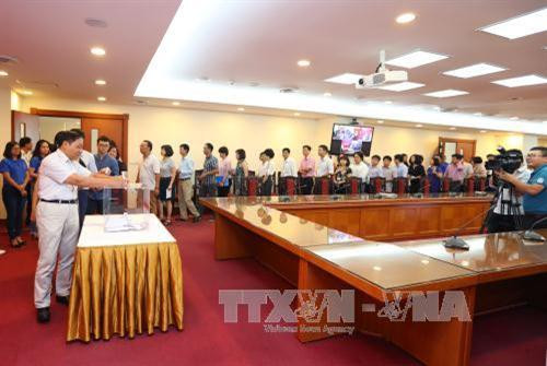 Cán bộ, nhân viên TTXVN quyên góp ủng hộ đồng bào các tỉnh Tây Bắc khắc phục thiệt hại do mưa lũ. Ảnh: Minh Quyết- TTXVN Cán bộ, nhân viên TTXVN quyên góp ủng hộ đồng bào các tỉnh Tây Bắc khắc phục thiệt hại do mưa lũ. Ảnh: Minh Quyết- TTXVN