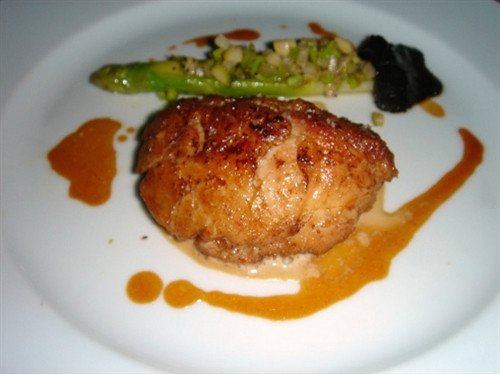 Xúc xích đỏ Trong ẩm thực Pháp, boudin noir là xúc xích đỏ hay dồi làm từ tiết lợn trộn cùng dấm và tùy vùng miền mà thêm các nguyên liệu khác như bánh mì, hành, gạo... đến khi đông lại. Hỗn hợp này được nhồi vào khúc ruột bằng phễu. Món này được phục vụ theo nhiều cách khác nhau, như xào với táo thái lát hoặc ăn nguội. Thực tế boudin noir không chỉ có ở Pháp mà cả các nước châu Âu khác là Anh, Đức, Bỉ, Tây Ban Nha... cũng tiêu thụ nhưng có tên gọi và thành phần khác nhau. Ảnh: Them-Apples. Ốc sên Nhiều người nghĩ ốc sên rất "ghê" và chúng chỉ khó nuốt nếu không biết chế biến đúng cách. Trước khi nấu, ốc sên được "nhồi" cho ăn những loại thảo dược đặc biệt để tẩy sạch hệ tiêu hóa của chúng, rồi sơ chế bằng cách rửa, luộc và nấu. Các công đoạn trên có thể kéo dài tới vài ngày. Sự kỳ công đó lý giải vì sao món ốc sên rất đắt đỏ và chỉ dành cho giới sành ăn ở Pháp. Khi chế biến ốc sên được làm sạch, lấy ra khỏi vỏ để chế biến (thường là nướng) rồi đặt lại vào vỏ với bơ và sốt để phục vụ thực khách. Cách phổ biến nhất là kết hợp ốc sên với bơ và tỏi, gà hoặc rượu vang. Một số nguyên liệu gia tăng hương vị có thể thêm vào như cỏ xạ hương, mùi tây, hạt thông. Trên bàn ăn, ốc sên thường được bày 6 - 12 con một đĩa và luôn đi kèm mỗi người một bộ gắp, dĩa lấy ruột ốc cho khách dễ ăn. Ảnh: NPR. Đầu bê Người Pháp gọi món này là tête de veau, nghĩa đen chính là đầu bê. Đây là món mất khá nhiều thời gian để chuẩn bị. Đầu cần lọc xương rồi lấy phần thịt cuộn cùng lưỡi thành một bó rồi ướp gia vị để luộc sôi chừng 3 tiếng cùng các loại rau củ tới khi sủi bọt và được bao bọc mởi một lớp chất béo. Khi đem lên bàn ăn, óc bê được ăn kèm sốt gribiche (một kiểu mayonnaise làm từ trứng lạnh) hoặc sốt ravigote (làm từ rau, nước hầm thịt và rau thơm). Vào thời kỳ khó khăn, những người nghèo ở Pháp vẫn làm món này theo cách truyền thống nhưng sử dụng đầu lợn. Ảnh: Keldelice. Lá lách bê Lá lách bê (hay ris de veau trong tiếng Pháp) phải được làm sạch bằng nước lạnh, nước muối vài lần trước khi chế biến. Sau đó chúng được đem đi ép, cắt ra để chiên hoặc om. Món ăn này cũng được cho là có nguồn gốc từ những người nghèo, tận dụng mọi bộ phận của động vật để làm thức ăn và về sau lại trở thành đặc sản. Hơn nữa, Pháp có rất truyền thống nuôi nhiều bò sữa, những con không cho sữa sẽ trở thành nguồn thực phẩm sẵn có. Ảnh: Inspirational Food. Cầu gai Cầu gai hay còn gọi là nhum biển, nhím biển có mùi của muối kết hợp với tảo thối làm một có thể làm thực khách thấy "ớn" khi mới ăn lần đầu. Món này không khó làm, tuy nhiên người chế biến cần có đôi bao tay dày để tránh lớp gai châm vào da khi cắt chút vỏ làm hở phần thịt bên trong. Trong các nhà hàng cầu gai đã được cắt sẵn để thực khách ăn bằng một chiếc thìa nhỏ. Phần màu cam bên trong vỏ ăn sống với chanh như sushi hoặc nấu súp hay chế biến với trứng omelette. Ảnh: Flickr. Xúc xích đỏ Trong ẩm thực Pháp, boudin noir là xúc xích đỏ hay dồi làm từ tiết lợn trộn cùng dấm và tùy vùng miền mà thêm các nguyên liệu khác như bánh mì, hành, gạo... đến khi đông lại. Hỗn hợp này được nhồi vào khúc ruột bằng phễu. Món này được phục vụ theo nhiều cách khác nhau, như xào với táo thái lát hoặc ăn nguội. Thực tế boudin noir không chỉ có ở Pháp mà cả các nước châu Âu khác là Anh, Đức, Bỉ, Tây Ban Nha... cũng tiêu thụ nhưng có tên gọi và thành phần khác nhau. Ảnh: Them-Apples. Ốc sên Nhiều người nghĩ ốc sên rất "ghê" và chúng chỉ khó nuốt nếu không biết chế biến đúng cách. Trước khi nấu, ốc sên được "nhồi" cho ăn những loại thảo dược đặc biệt để tẩy sạch hệ tiêu hóa của chúng, rồi sơ chế bằng cách rửa, luộc và nấu. Các công đoạn trên có thể kéo dài tới vài ngày. Sự kỳ công đó lý giải vì sao món ốc sên rất đắt đỏ và chỉ dành cho giới sành ăn ở Pháp. Khi chế biến ốc sên được làm sạch, lấy ra khỏi vỏ để chế biến (thường là nướng) rồi đặt lại vào vỏ với bơ và sốt để phục vụ thực khách. Cách phổ biến nhất là kết hợp ốc sên với bơ và tỏi, gà hoặc rượu vang. Một số nguyên liệu gia tăng hương vị có thể thêm vào như cỏ xạ hương, mùi tây, hạt thông. Trên bàn ăn, ốc sên thường được bày 6 - 12 con một đĩa và luôn đi kèm mỗi người một bộ gắp, dĩa lấy ruột ốc cho khách dễ ăn. Ảnh: NPR. Đầu bê Người Pháp gọi món này là tête de veau, nghĩa đen chính là đầu bê. Đây là món mất khá nhiều thời gian để chuẩn bị. Đầu cần lọc xương rồi lấy phần thịt cuộn cùng lưỡi thành một bó rồi ướp gia vị để luộc sôi chừng 3 tiếng cùng các loại rau củ tới khi sủi bọt và được bao bọc mởi một lớp chất béo. Khi đem lên bàn ăn, óc bê được ăn kèm sốt gribiche (một kiểu mayonnaise làm từ trứng lạnh) hoặc sốt ravigote (làm từ rau, nước hầm thịt và rau thơm). Vào thời kỳ khó khăn, những người nghèo ở Pháp vẫn làm món này theo cách truyền thống nhưng sử dụng đầu lợn. Ảnh: Keldelice. Lá lách bê Lá lách bê (hay ris de veau trong tiếng Pháp) phải được làm sạch bằng nước lạnh, nước muối vài lần trước khi chế biến. Sau đó chúng được đem đi ép, cắt ra để chiên hoặc om. Món ăn này cũng được cho là có nguồn gốc từ những người nghèo, tận dụng mọi bộ phận của động vật để làm thức ăn và về sau lại trở thành đặc sản. Hơn nữa, Pháp có rất truyền thống nuôi nhiều bò sữa, những con không cho sữa sẽ trở thành nguồn thực phẩm sẵn có. Ảnh: Inspirational Food. Cầu gai Cầu gai hay còn gọi là nhum biển, nhím biển có mùi của muối kết hợp với tảo thối làm một có thể làm thực khách thấy "ớn" khi mới ăn lần đầu. Món này không khó làm, tuy nhiên người chế biến cần có đôi bao tay dày để tránh lớp gai châm vào da khi cắt chút vỏ làm hở phần thịt bên trong. Trong các nhà hàng cầu gai đã được cắt sẵn để thực khách ăn bằng một chiếc thìa nhỏ. Phần màu cam bên trong vỏ ăn sống với chanh như sushi hoặc nấu súp hay chế biến với trứng omelette. Ảnh: Flickr.