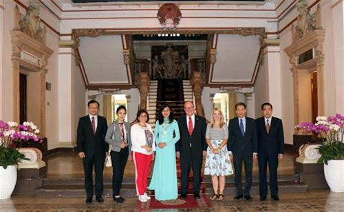 Bà Nguyễn Thị Thu chụp ảnh lưu niệm với đoàn nghị sỹ quốc hội bang Hessen. Ảnh: Xuân Khu-TTXVN