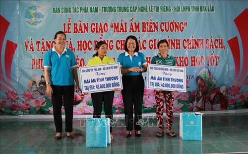 Phó Chủ tịch Hội Liên hiệp phụ nữ Việt Nam Bùi Thị Hòa trao bảng tượng trưng hỗ trợ xây nhà “Mái ấm biên cương” cho phụ nữ nghèo xã Ia Lốp, huyện Ea Súp, tỉnh Đắk Lắk. Ảnh: Phạm Cường-TTXVN Phó Chủ tịch Hội Liên hiệp phụ nữ Việt Nam Bùi Thị Hòa trao bảng tượng trưng hỗ trợ xây nhà “Mái ấm biên cương” cho phụ nữ nghèo xã Ia Lốp, huyện Ea Súp, tỉnh Đắk Lắk. Ảnh: Phạm Cường-TTXVN