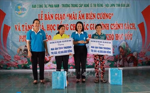 Phó Chủ tịch Hội Liên hiệp phụ nữ Việt Nam Bùi Thị Hòa trao bảng tượng trưng hỗ trợ xây nhà “Mái ấm biên cương” cho phụ nữ nghèo xã Ia Lốp, huyện Ea Súp, tỉnh Đắk Lắk. Ảnh: Phạm Cường-TTXVN