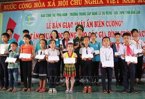 Đại diện Hội Liên hiệp phụ nữ Việt Nam trao học bổng cho học sinh có hoàn cảnh khó khăn xã biên Ia Lốp, huyện Ea Súp, tỉnh Đắk Lắk trong chương trình “Đồng hành cùng phụ nữ biên cương năm 2018”. Ảnh: Phạm Cường-TTXVN Đại diện Hội Liên hiệp phụ nữ Việt Nam trao học bổng cho học sinh có hoàn cảnh khó khăn xã biên Ia Lốp, huyện Ea Súp, tỉnh Đắk Lắk trong chương trình “Đồng hành cùng phụ nữ biên cương năm 2018”. Ảnh: Phạm Cường-TTXVN