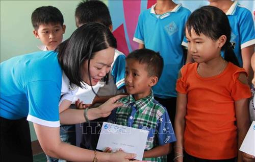 Phó Chủ tịch Hội Liên hiệp phụ nữ Việt Nam Bùi Thị Hòa trao học bổng cho học sinh có hoàn cảnh khó khăn xã biên Ia Lốp, huyện Ea Súp, tỉnh Đắk Lắk trong chương trình “Đồng hành cùng phụ nữ biên cương năm 2018”. Ảnh: Phạm Cường-TTXVN Phó Chủ tịch Hội Liên hiệp phụ nữ Việt Nam Bùi Thị Hòa trao học bổng cho học sinh có hoàn cảnh khó khăn xã biên Ia Lốp, huyện Ea Súp, tỉnh Đắk Lắk trong chương trình “Đồng hành cùng phụ nữ biên cương năm 2018”. Ảnh: Phạm Cường-TTXVN