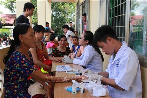 Người dân xã biên giới Ia Lốp, huyện Ea Súp, tỉnh Đắk Lắk được các y, bác sỹ, tư vấn khám bệnh, cấp phát thuốc miễn phí. Ảnh: Phạm Cường-TTXVN Người dân xã biên giới Ia Lốp, huyện Ea Súp, tỉnh Đắk Lắk được các y, bác sỹ, tư vấn khám bệnh, cấp phát thuốc miễn phí. Ảnh: Phạm Cường-TTXVN