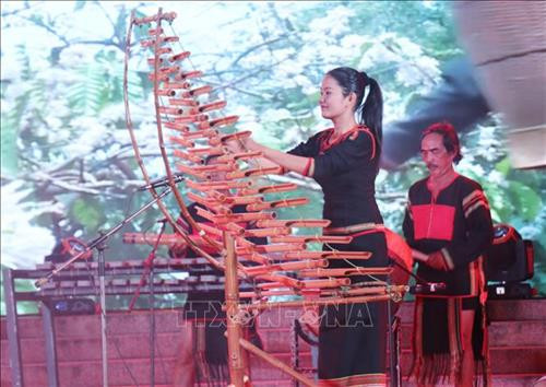 Tiết mục biểu diễn của các nghệ nhân tỉnh Đắk Lắk. Ảnh: Tuấn Anh – TTXVN Tiết mục biểu diễn của các nghệ nhân tỉnh Đắk Lắk. Ảnh: Tuấn Anh – TTXVN