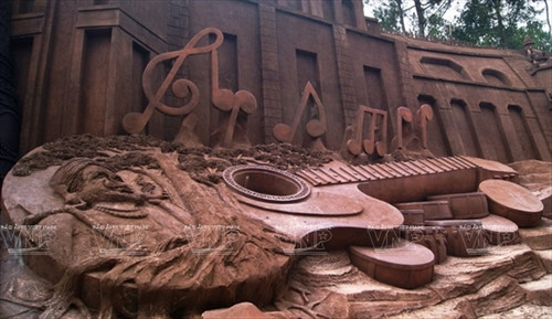 Đà Lạt của thơ và nhạc với hình ảnh cây đàn guitar và những nốt nhạc.