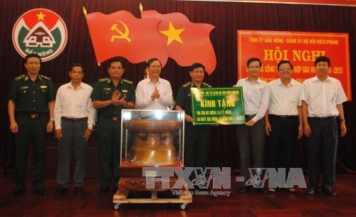 Nhân dịp này, Đảng ủy Bộ đội Biên phòng đã tặng 100 con bò giống, 50 suất học bổng với tổng trị giá 1,8 tỷ đồng cho đồng bào nghèo, học sinh khó khăn vùng biên giới của tỉnh Đăk Nông.