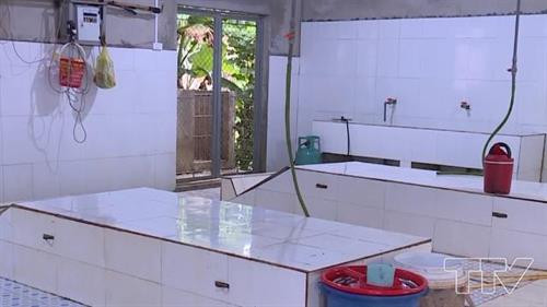 Tổng kinh phí đầu tư khu giết mổ này là 500 triệu đồng, trong đó kinh phí hỗ trợ của tỉnh là 150 triệu đồng, huyện Lang Chánh hỗ trợ 50 triệu đồng, còn lại là vốn của gia đình. Ngoài ra, thị trấn Lang Chánh còn hỗ trợ làm đường giao thông dẫn vào khu giết mổ. Ảnh: truyenhinhthanhhoa.vn