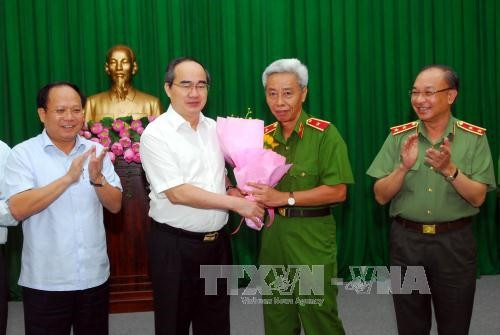 Đồng chí Nguyễn Thiện Nhân tặng hoa chúc mừng và khen thưởng cho tập thể Công an TP. Hồ Chí Minh số tiền 100 triệu đồng. Ảnh: Mạnh Linh-TTXVN Đồng chí Nguyễn Thiện Nhân tặng hoa chúc mừng và khen thưởng cho tập thể Công an TP. Hồ Chí Minh số tiền 100 triệu đồng. Ảnh: Mạnh Linh-TTXVN