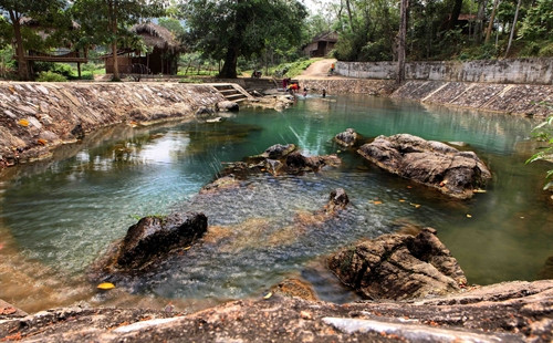 Khe suối nước Mọc có dòng nước trong vắt. Khe suối nước Mọc có dòng nước trong vắt.